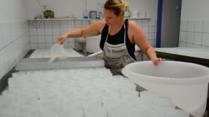 Rachel, salariée du Gaec, travaille à la transformation du lait en fromage